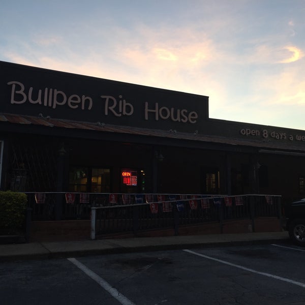 รูปภาพถ่ายที่ Bullpen Rib House โดย June เมื่อ 6/10/2016