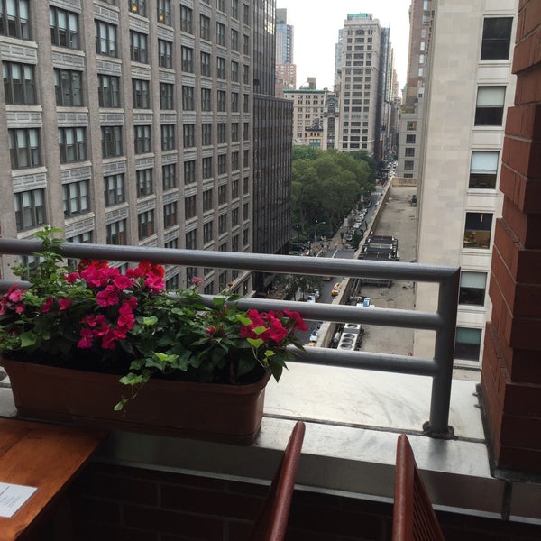 Foto tomada en Hotel Giraffe Roof Deck &amp; Garden  por Rob C. el 7/13/2016