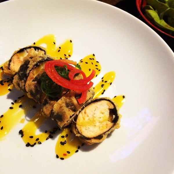 Foto diambil di Blue Sushi Sake Grill oleh Emily V. pada 5/21/2014
