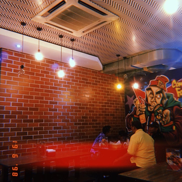 Photo taken at PoP&#39;s Eatery by ƝƛƖƝƊƦƛ on 6/19/2018