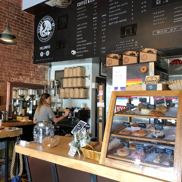 6/20/2018 tarihinde Wael H.ziyaretçi tarafından Boxer Donut &amp; Espresso Bar'de çekilen fotoğraf