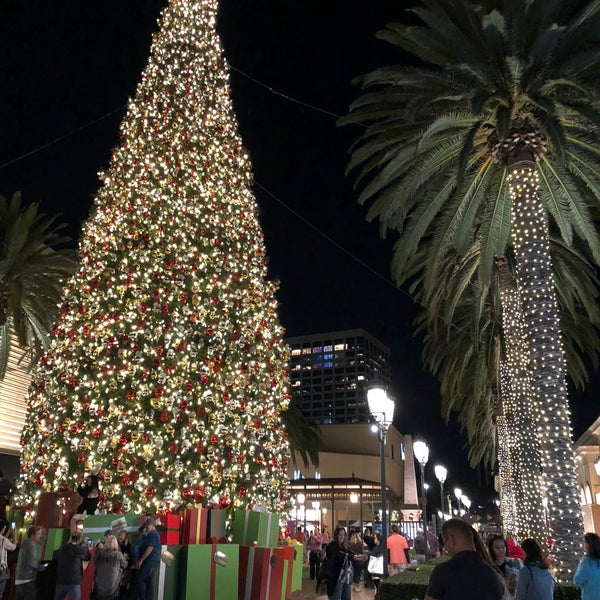 รูปภาพถ่ายที่ Fashion Island โดย Wael H. เมื่อ 12/10/2017