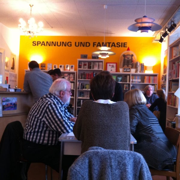 1/13/2013에 Boyoung L.님이 Nasobem Buch- und Kaffeebar에서 찍은 사진