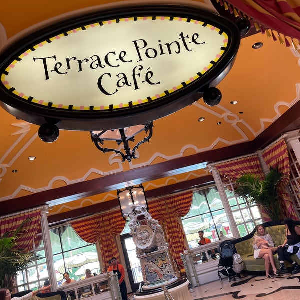 Das Foto wurde bei Terrace Pointe Cafe von Miss. R. am 10/11/2022 aufgenommen