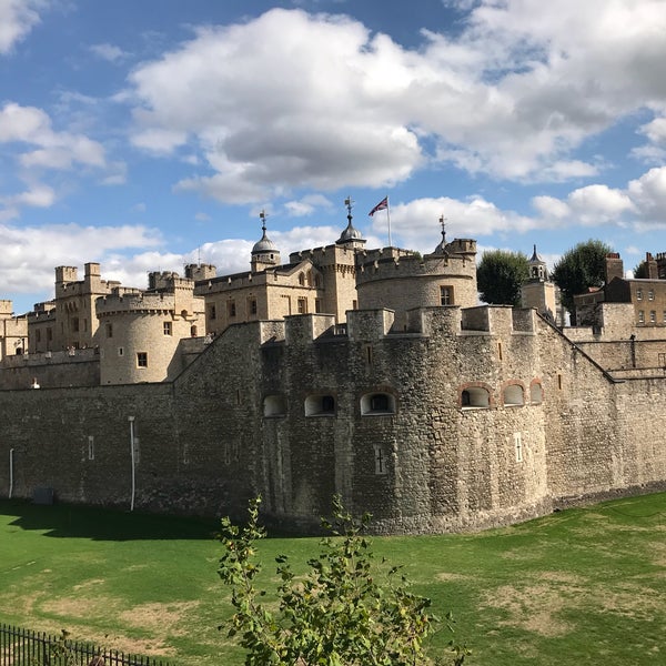 Photo taken at Tower of London by Praphot T. on 8/20/2018