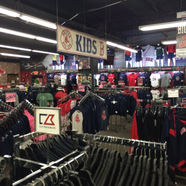 Foto scattata a Red Sox Team Store da Tiffany T. il 8/23/2016