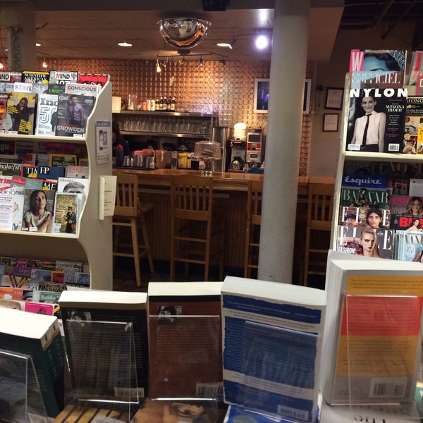 Foto diambil di Trident Booksellers &amp; Cafe oleh Tiffany T. pada 8/23/2016