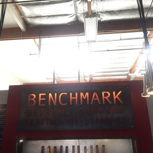 Foto tirada no(a) Benchmark Brewing Company por T C. em 4/23/2017