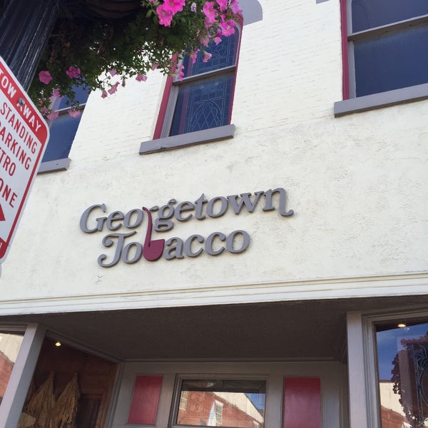 Foto tirada no(a) Georgetown Tobacco por T C. em 9/6/2015