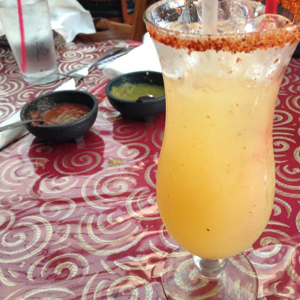 Снимок сделан в El Comal Mexican Restaurant пользователем T C. 3/9/2015