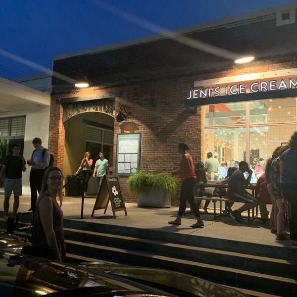 Foto diambil di Jeni&#39;s Splendid Ice Creams oleh Matt D. pada 7/13/2019