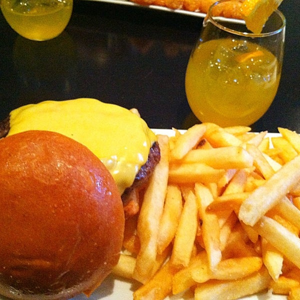Foto diambil di Burger Bistro oleh Najah M. pada 2/16/2013