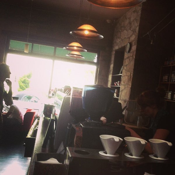 Foto diambil di East Village Coffee Lounge oleh Noam &quot;N.G.&quot; G. pada 8/12/2013