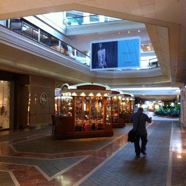 Downtown BOSTON: American shopping mall of COPLEY PLACE (USA) 