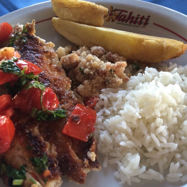 Foto scattata a Tahiti Restaurante Pizza Bar da Christiane D. il 7/13/2015