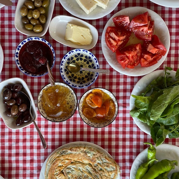 Photo taken at Havva Ana&#39;nın Kahvaltı Bahçesi by Merve K. on 7/29/2022