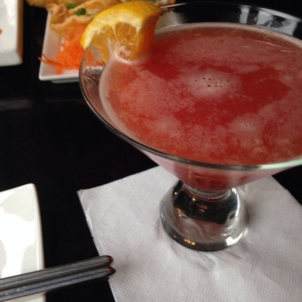 Foto scattata a Midori Sushi and Martini Lounge da Mylise H. il 10/3/2014