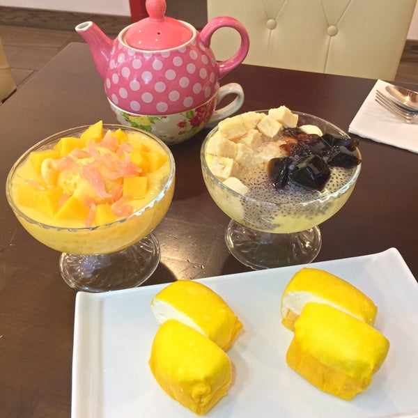 Photo taken at Mango Mango Dessert - Edison by Foodie on 9/24/2017