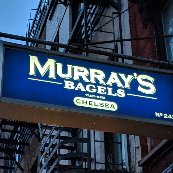 Foto tirada no(a) Murray&#39;s Bagels por Fred W. em 11/3/2018
