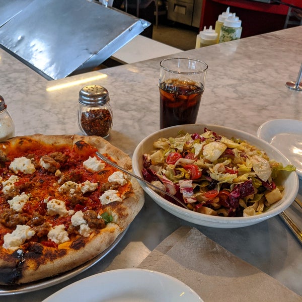 Foto diambil di Pitfire Pizza oleh Fred W. pada 12/21/2019