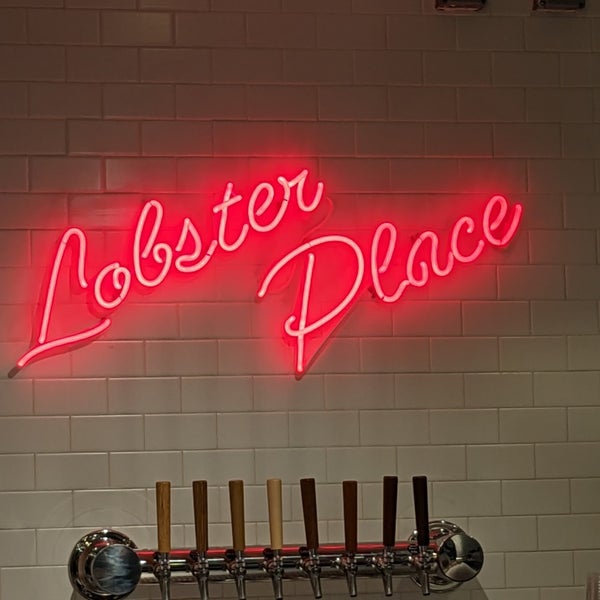 รูปภาพถ่ายที่ Lobster Place โดย Fred W. เมื่อ 4/1/2023