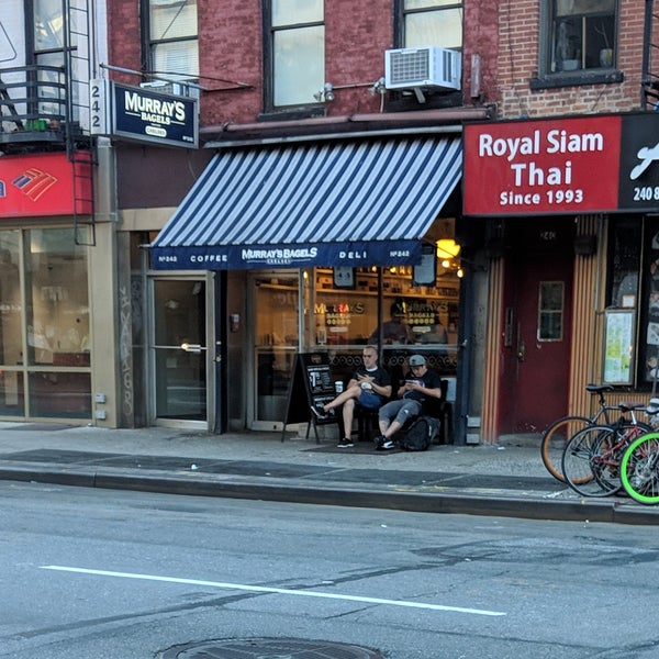 Foto tomada en Murray&#39;s Bagels  por Fred W. el 9/22/2018