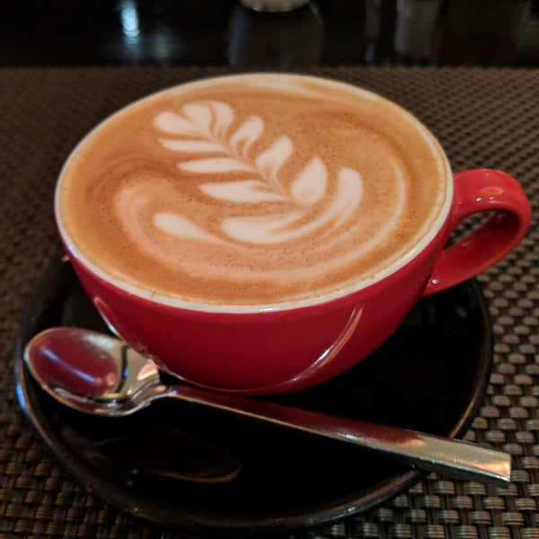 11/21/2018 tarihinde Fred W.ziyaretçi tarafından Kava Cafe'de çekilen fotoğraf