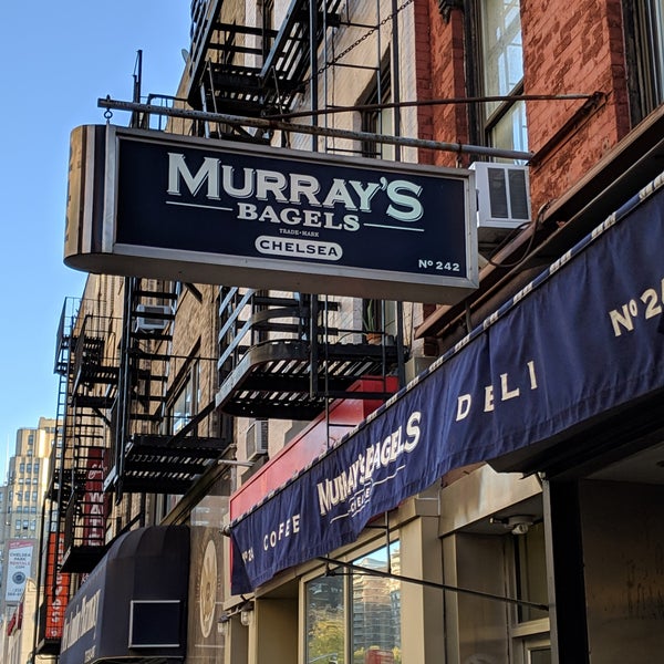 Foto tirada no(a) Murray&#39;s Bagels por Fred W. em 11/17/2018