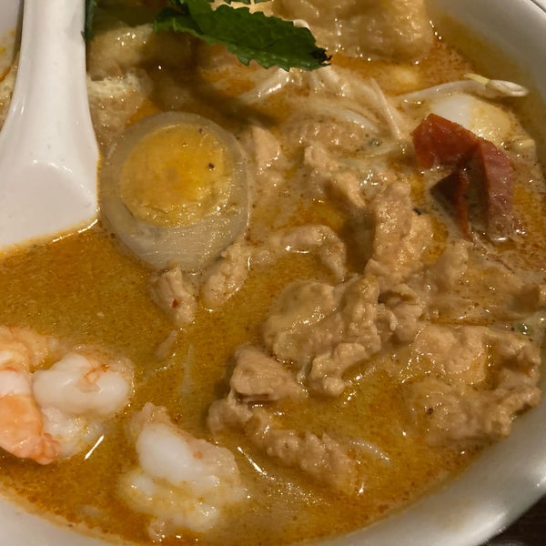 SERAI Curry Laksa (香茅咖喱拉面) (A rich and spicy curry coconut milk soup based noodles with BBQ pork, chicken, shrimp, fish ball, egg and tofu puff)