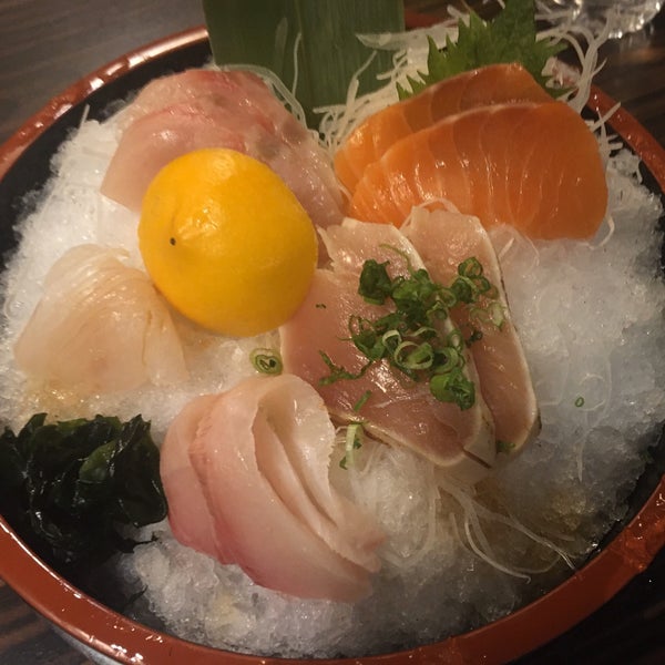 Mix Sashimi Plate (yellowtail, salmon, black snapper, red snapper, albacore)