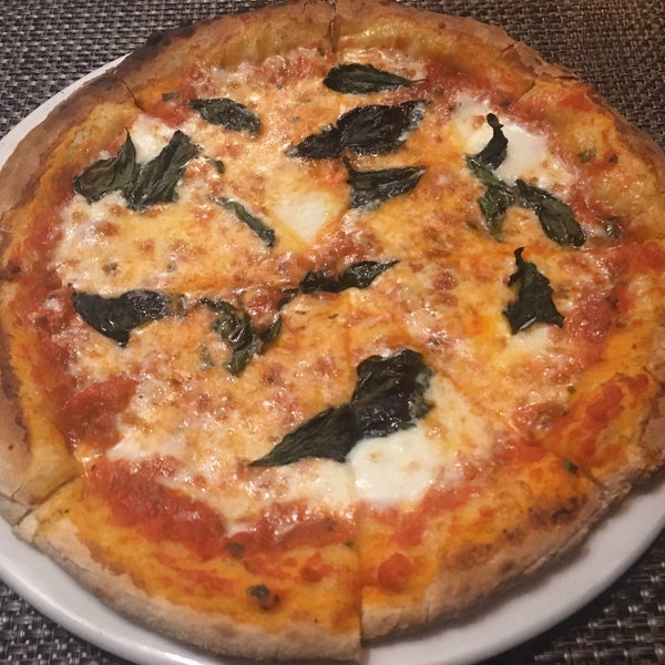 Margherita pizza (tomato, fior di latte, basil)