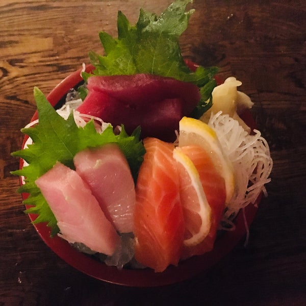 Chibi Sashimi 6 pieces sashimi : 2 tuna, 2 salmon, 2 hamachi