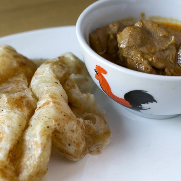 Roti Pratha (印度面包) Indian bread served with a curry chicken and potatoes dipping sauce