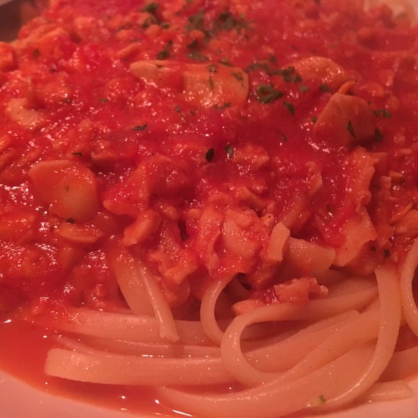 Linguine with clams with marinara sauce