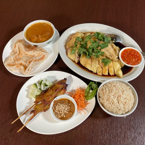 Roti Pratha (印度面包) (Indian bread served with a curry chicken & potatoes dipping sauce), Satay Chicken (沙爹鸡肉串) (dark meat skewers marinated with lemongrass & served in peanut sauce), Hainanese Chicken