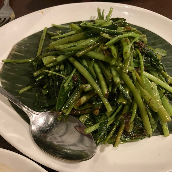 Kang Kung Belacan (Stir-fried water spinach seasoned with spicy shrimp paste)