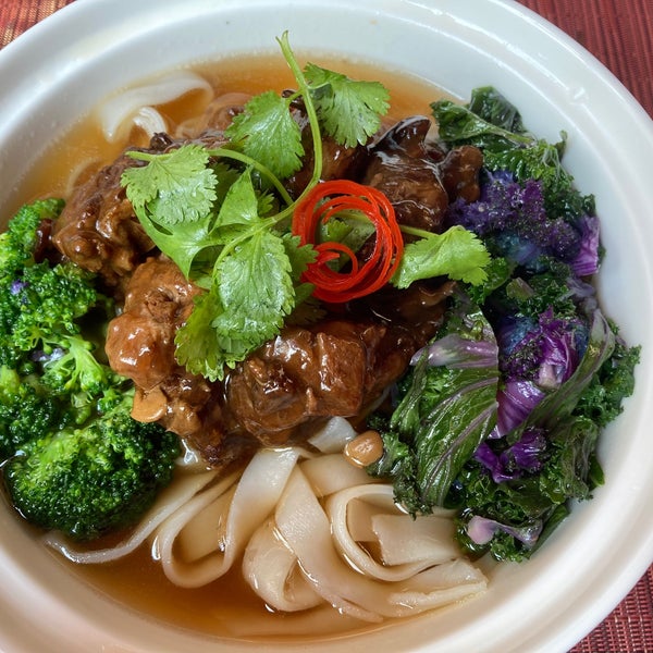 Braised Beef  紅燒 牛腩 湯 河粉 (broccoli, kale, beef broth, chow fun noodles)