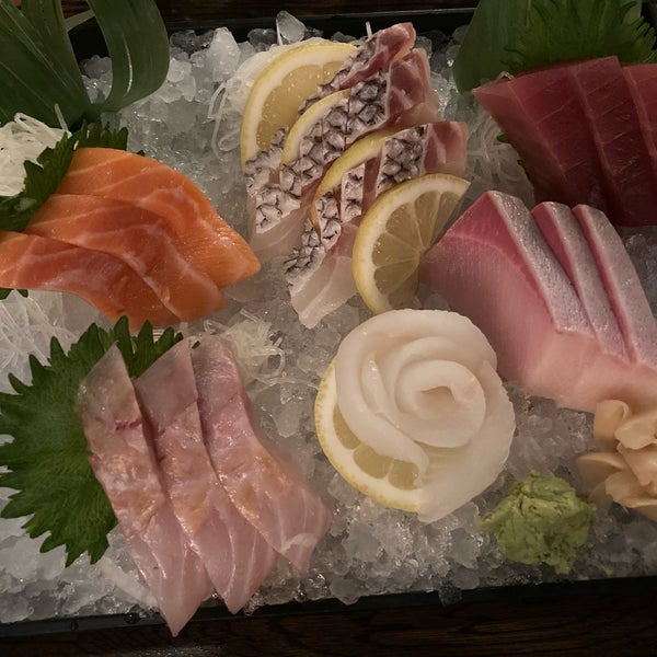 SASHIMI DEKAI (chef’s selection: 18 pieces of assorted sashimi)