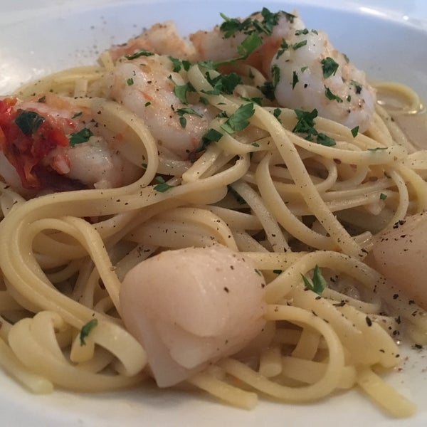 Linguine Portofino (Scallops, shrimp, cherry tomatoes, olive oil and garlic)