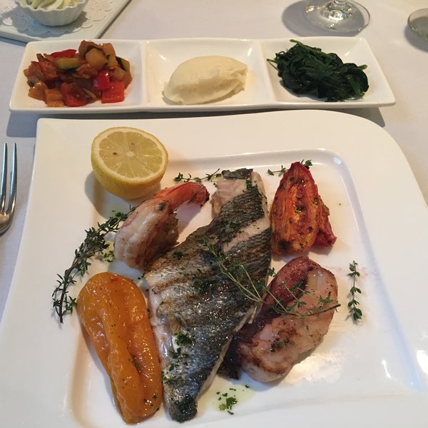 Grigliata di Calamari, Orata e Gambero (Grilled Squid, Sea Bream and Shrimps with Parsley Infused Oil)