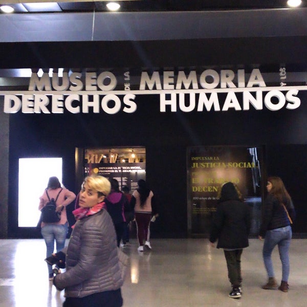 รูปภาพถ่ายที่ Museo de la Memoria y los Derechos Humanos โดย Douglas E. เมื่อ 7/18/2019