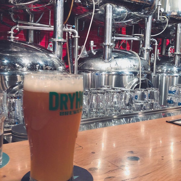 Foto scattata a DryHop Brewers da John L. il 11/20/2019