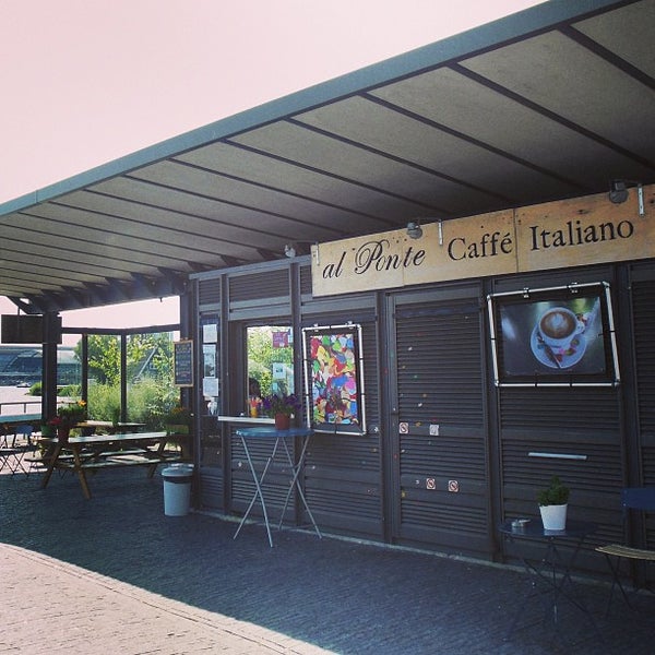 รูปภาพถ่ายที่ Al Ponte - Caffe&#39; Italiano โดย Anne D. เมื่อ 7/23/2013