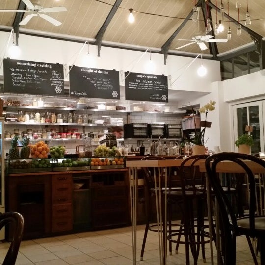 9/27/2014 tarihinde Cherry X.ziyaretçi tarafından Tanya&#39;s Cafe'de çekilen fotoğraf