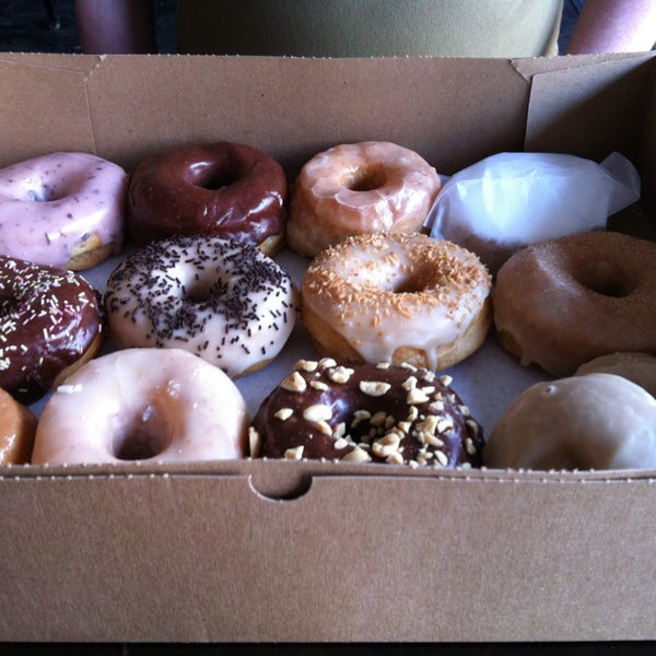 4/10/2013 tarihinde Cherry X.ziyaretçi tarafından Dun-Well Doughnuts'de çekilen fotoğraf