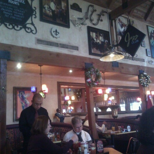 Foto diambil di Mimi&#39;s Cafe oleh Paul F. pada 12/2/2012