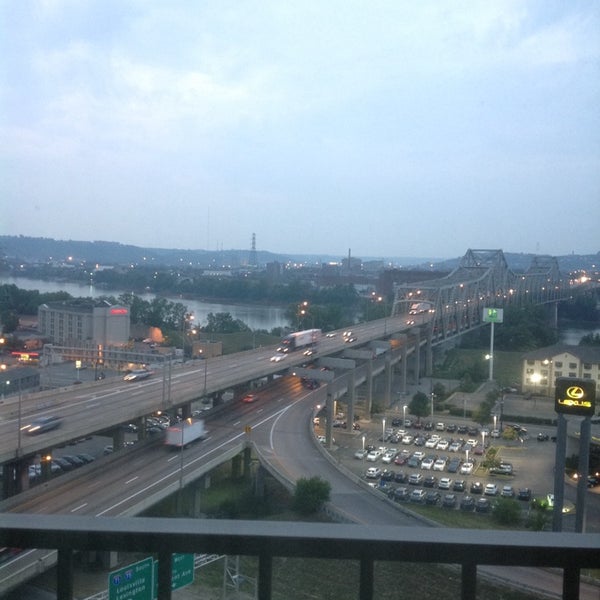 Foto scattata a Radisson Hotel Cincinnati Riverfront da Elina il 8/6/2014