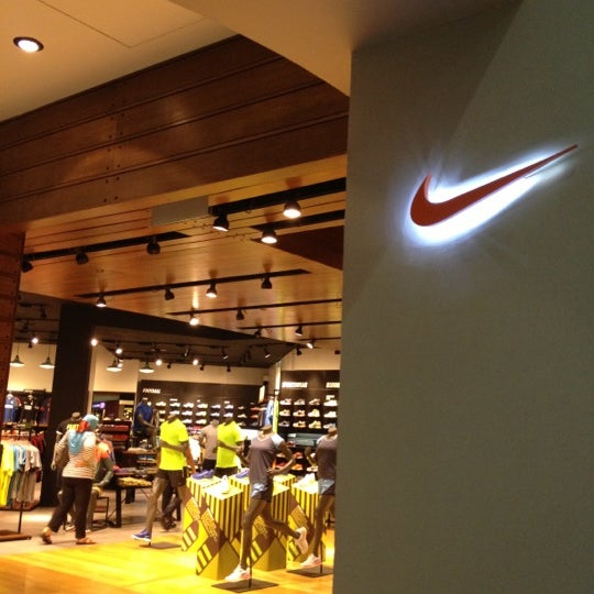 nike store gardens mall