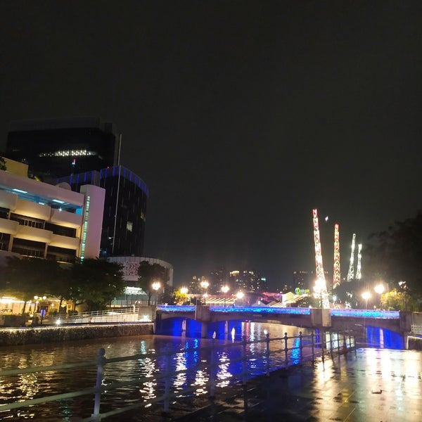 รูปภาพถ่ายที่ Singapore River โดย Trần T. เมื่อ 7/14/2023