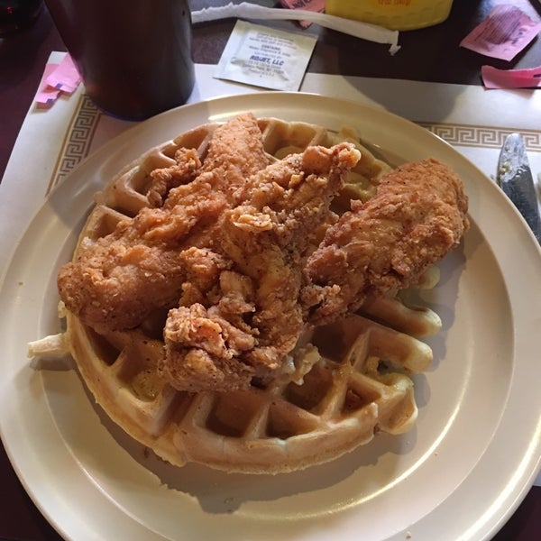 4/3/2017 tarihinde Ryan M.ziyaretçi tarafından Maxine&#39;s Chicken &amp; Waffles'de çekilen fotoğraf